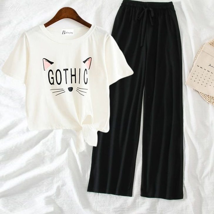 ホワイト／Tシャツ+ブラック／パンツ