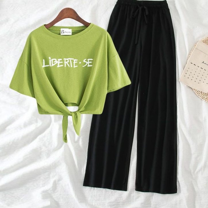 グリーン／Tシャツ+ブラック／パンツ