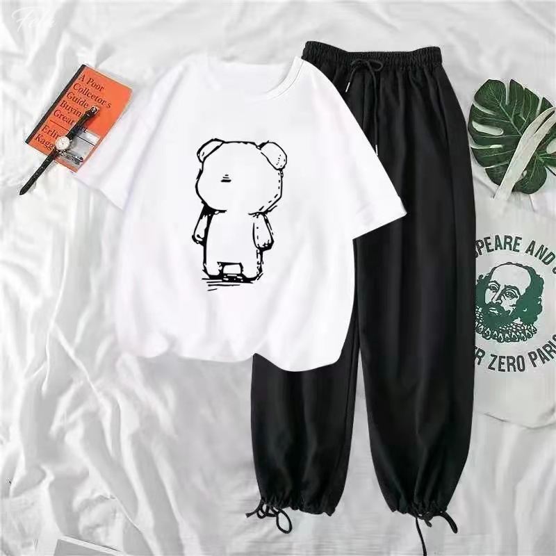 ホワイト/Tシャツ+ブラック/カジュアルパンツ