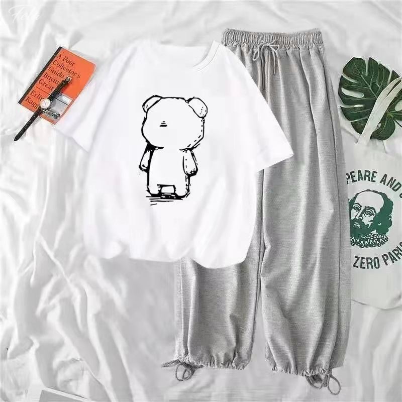 ホワイト/Tシャツ+グレー/カジュアルパンツ